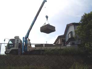 あたらしい浄化装置を下ろしています