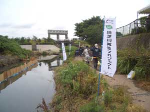 浄化装置を設置場所まで運んでいきます